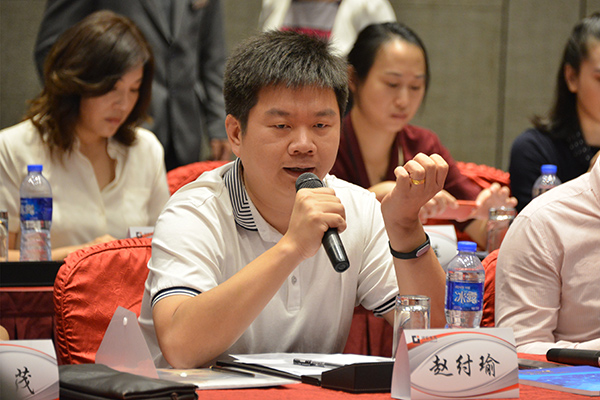 4、集团副总裁赵纣瑜主持会议.jpg